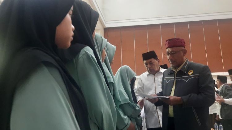 Ketua Forum Ulama dan Tokoh Masyarakat (Format) Bekasi Raya, Apuk Idris (tengah) mengingatkan calon bupati yang akan bertarung di Pilkada serentak 2024 Kabupaten Bekasi tidak mengecilkan tokoh dan alim ulama.