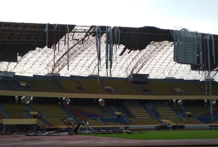 Angin puting beliung di Cikarang menerjang atap tribun barat stadion wibawamukti dan membuat puluhan warung semi permanen yang berada di area luar stadion porak poranda, Senin (21/10) siang.