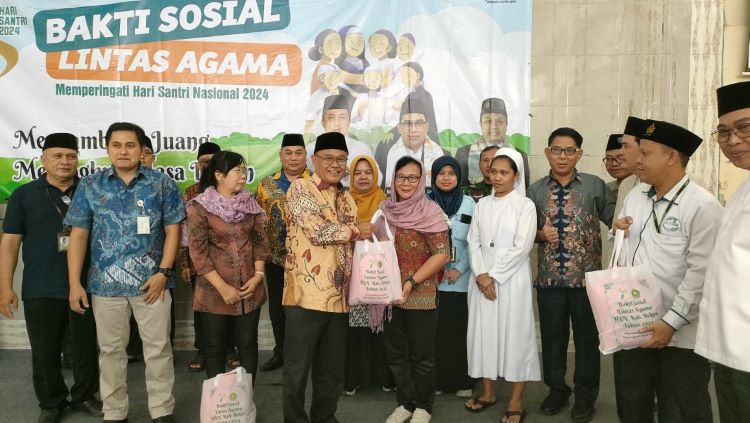 Bakti sosial lintas agama pada acara peringatan Hari Santri Nasional 2024 di aula asrama putra Pondok Pesantren At-Taqwa, Kelurahan Bahagia, Kecamatan Babelan, Kabupaten Bekasi, Kamis (31/10).