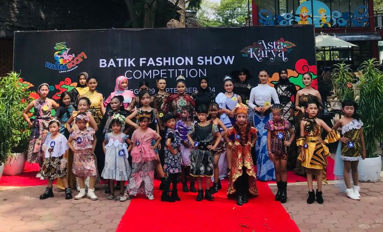 WaterBoom Lippo Cikarang sukses menggelar Batik Fashion Show Competition. Kegiatan ini diikuti dua kategori peserta, yaitu Kategori A untuk anak-anak usia 4-10 tahun, dan Kategori B untuk remaja usia 11-17 tahun.