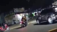 Screenshot rekaman video dugaan aksi pembegalan mobil CRV yang terjadi di Jalan Inspeksi Kaliamalang, Kampung Rawa Sentul, Desa Jayamukti, Kecamatan Cikarang Pusat, Kabupaten Bekasi.