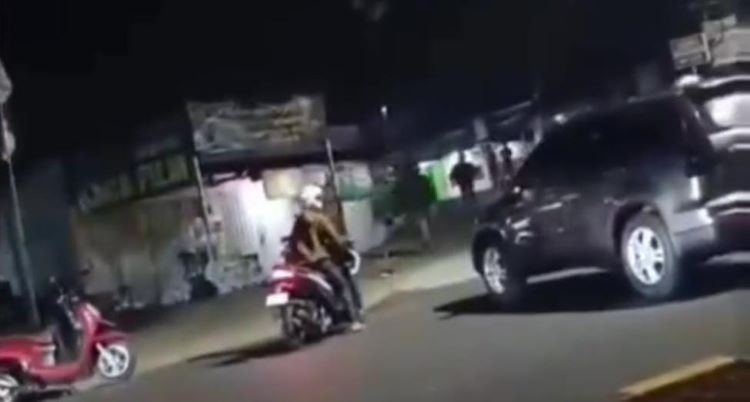 Screenshot rekaman video dugaan aksi pembegalan mobil CRV yang terjadi di Jalan Inspeksi Kaliamalang, Kampung Rawa Sentul, Desa Jayamukti, Kecamatan Cikarang Pusat, Kabupaten Bekasi.