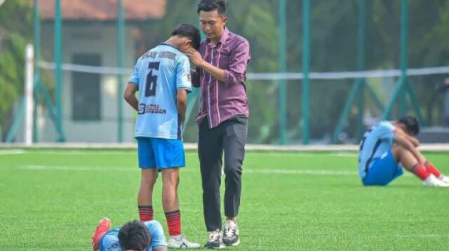 Di babak 13 besar, perjalanan Bekasi United dikandaskan Al Jabbar FC dengan skor 6-5 di Piala Soeratin U-17 Jawa Barat (Jabar).