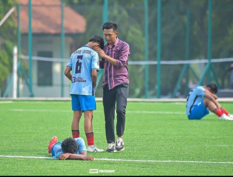 Di babak 13 besar, perjalanan Bekasi United dikandaskan Al Jabbar FC dengan skor 6-5 di Piala Soeratin U-17 Jawa Barat (Jabar).