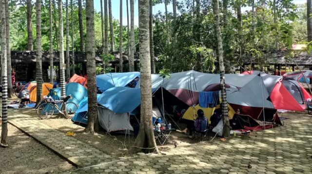 Kabupaten Bekasi, yang terletak di Jawa Barat, Indonesia, menawarkan berbagai pilihan tempat camping yang cocok untuk keluarga. Salah satunya adalah Kawung Tilu Bojong Rangkas yang terletak di Desa Cipayung, Kecamatan Cikarang Timur.