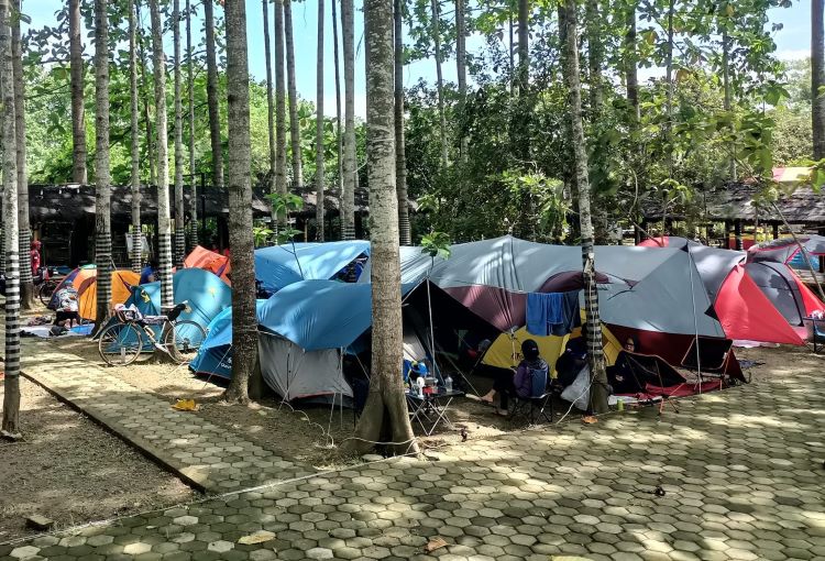 Kabupaten Bekasi, yang terletak di Jawa Barat, Indonesia, menawarkan berbagai pilihan tempat camping yang cocok untuk keluarga. Salah satunya adalah Kawung Tilu Bojong Rangkas yang terletak di Desa Cipayung, Kecamatan Cikarang Timur.