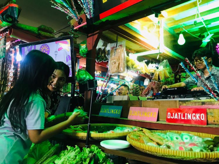 Euforia menyambut datangnya konser musik Djatlingko kian terasa saat promotor menyuguhkan pra event Disko Keliling Kota (Dislingko) di Pasar Central Lippo Cikarang, Rabu (02/09).  Pada acara ini, salah satu kios bahan pokok disulap menjadi Dj booth.