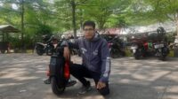 Klaim lebih irit dan anti polusi, salah seorang warga Cikarang Abdul Wahab (29) lebih memilih mengendarai motor listrik satu roda (electric unicycle) dibanding sepeda motor dan mobil.