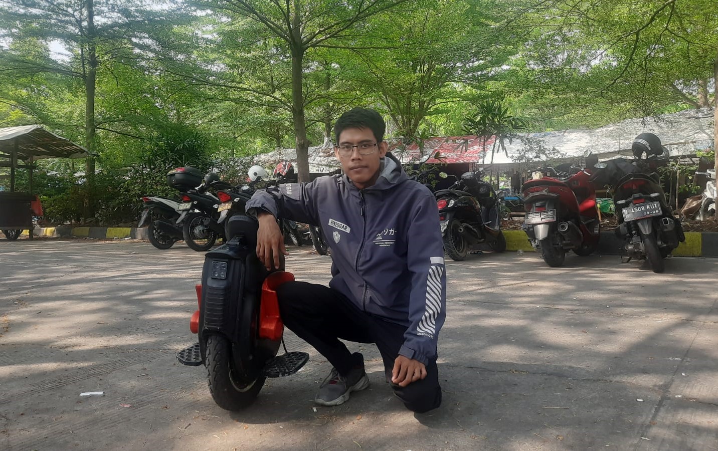 Klaim lebih irit dan anti polusi, salah seorang warga Cikarang Abdul Wahab (29) lebih memilih mengendarai motor listrik satu roda (electric unicycle) dibanding sepeda motor dan mobil.