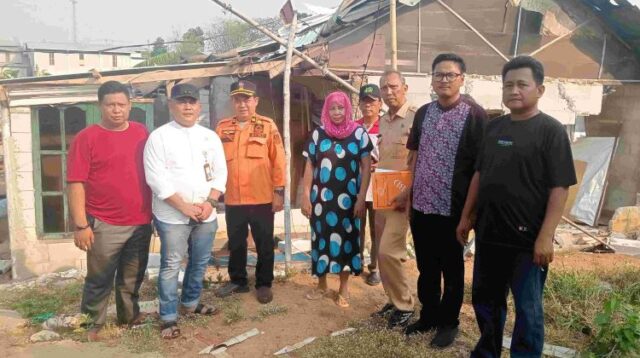 Sekretaris Kecamatan Cikarang Timur, Aris Sadikin (kedua dari kiri) saat mendampingi BPBD Kabupaten Bekasi melakukan pendataan warga di wilayahnya yang rumahnya terdampak angin puting beliung beberapa waktu lalu.