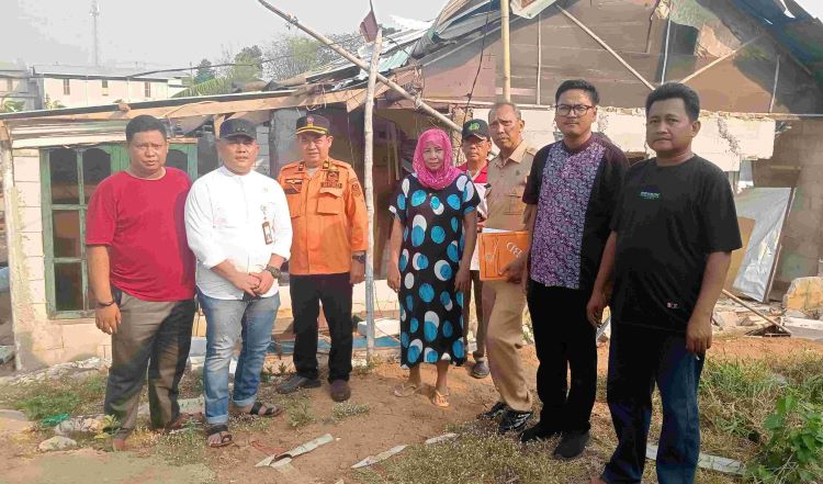 Sekretaris Kecamatan Cikarang Timur, Aris Sadikin (kedua dari kiri) saat mendampingi BPBD Kabupaten Bekasi melakukan pendataan warga di wilayahnya yang rumahnya terdampak angin puting beliung beberapa waktu lalu.