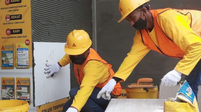 Dua tukang bangunan, Saadullah (41) dan Agung Rudiyanto (31) tampil sebagai pemenang dalam lomba memasang keramik bertajuk Sika Tiler Competition yang diselenggarakan PT Sika Indonesia, di Desa Jatiwangi, Kecamatan Cikarang Barat Kabupaten Bekasi, Minggu (13/10). Keduanya akan diberangkatkan untuk mewakili Indonesia pada lomba tingkat internasional di Tiongkok pada bulan November mendatang.