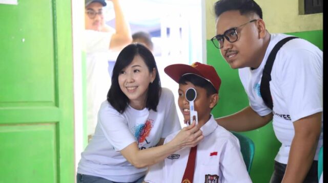 Pemeriksaan mata secara gratis bagi para siswa sekolah dasar di Yayasan Al-Barkah, Kampung Katimaha, Desa Karanganyar, Kecamatan Karangbahagia, Kabupaten Bekasi.