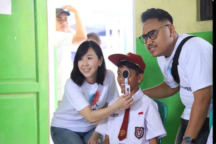 Pemeriksaan mata secara gratis bagi para siswa sekolah dasar di Yayasan Al-Barkah, Kampung Katimaha, Desa Karanganyar, Kecamatan Karangbahagia, Kabupaten Bekasi.