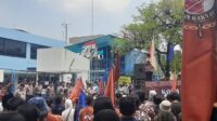 Aksi demo anggota organisasi masyarakat Solidaritas Komando Barisan Rakyat (S-KOBAR) dan Karang Taruna Desa Jatireja di depan PT Sigma Rekayasa Prima (SRP) yang beroperasi di Kawasan Industri Jababeka I, Desa Harjamekar, Kecamatan Cikarang Utara, Kabupaten Bekasi, Rabu (09/10).