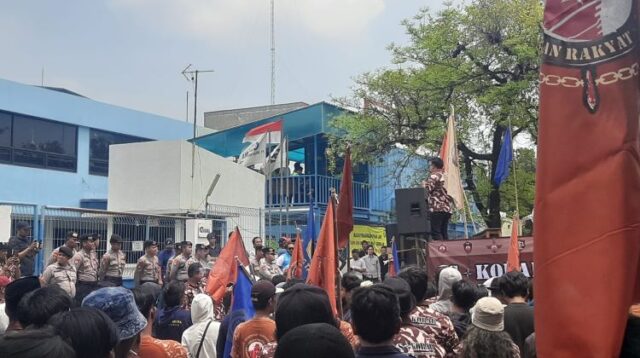 Aksi demo anggota organisasi masyarakat Solidaritas Komando Barisan Rakyat (S-KOBAR) dan Karang Taruna Desa Jatireja di depan PT Sigma Rekayasa Prima (SRP) yang beroperasi di Kawasan Industri Jababeka I, Desa Harjamekar, Kecamatan Cikarang Utara, Kabupaten Bekasi, Rabu (09/10).