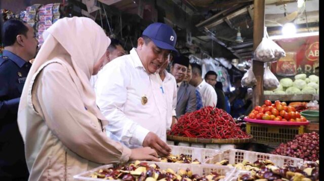 Menjelang perayaan natal dan tahun baru, Penjabat Bupati Bekasi, Dedy Supriyadi melakukan monitoring ketersediaan dan harga kebutuhan bahan pokok di Pasar Tambun, Kabupaten Bekasi.