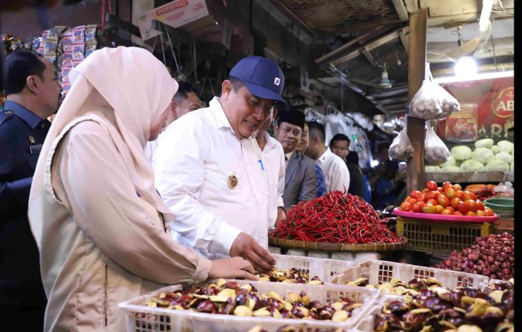 Menjelang perayaan natal dan tahun baru, Penjabat Bupati Bekasi, Dedy Supriyadi melakukan monitoring ketersediaan dan harga kebutuhan bahan pokok di Pasar Tambun, Kabupaten Bekasi.