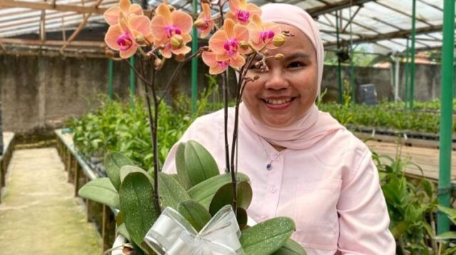 Arini Rachma Puspa Dewi membuka toko bunga anggrek Puspa Dewi Flower di Tambun Selatan, Kabupaten Bekasi. Dalam hal pengiriman, toko tanaman hias ini selalu mempercayakan kepada JNE sejak 2019.