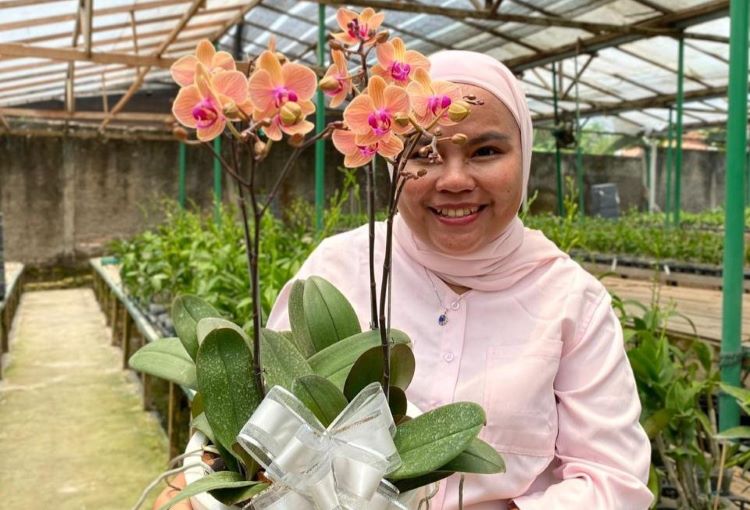 Arini Rachma Puspa Dewi membuka toko bunga anggrek Puspa Dewi Flower di Tambun Selatan, Kabupaten Bekasi. Dalam hal pengiriman, toko tanaman hias ini selalu mempercayakan kepada JNE sejak 2019.