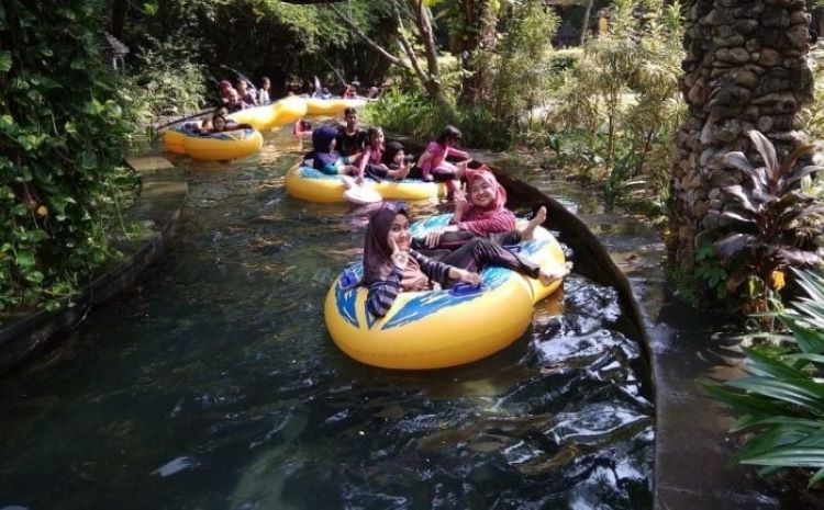 Kolam arus di Waterboom Lippo Cikarang