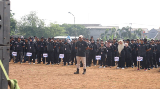 Bawaslu Kabupaten Bekasi menggelar apel siaga masa tenang Pilkada di Stadion Mini Pilar, Desa Karangasih, Kecamatan Cikarang Utara, Sabtu (23/11).