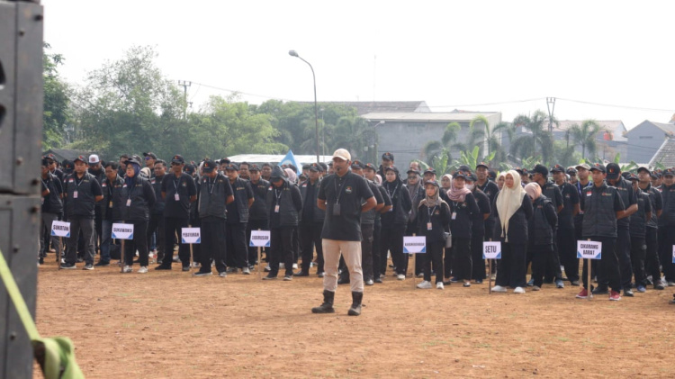 Bawaslu Kabupaten Bekasi menggelar apel siaga masa tenang Pilkada di Stadion Mini Pilar, Desa Karangasih, Kecamatan Cikarang Utara, Sabtu (23/11).