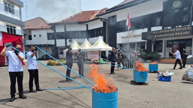 Pemusnahan barang bukti dari 53 perkara  tindak pidana umum yang telah memiliki status berkekuatan hukum tetap pada periode Agustus hingga November 2024 di halaman Kantor Kejaksaan Negeri Kabupaten Bekasi, Desa Sukamahi, Kecamatan Cikarang Pusat, Rabu (20/11).