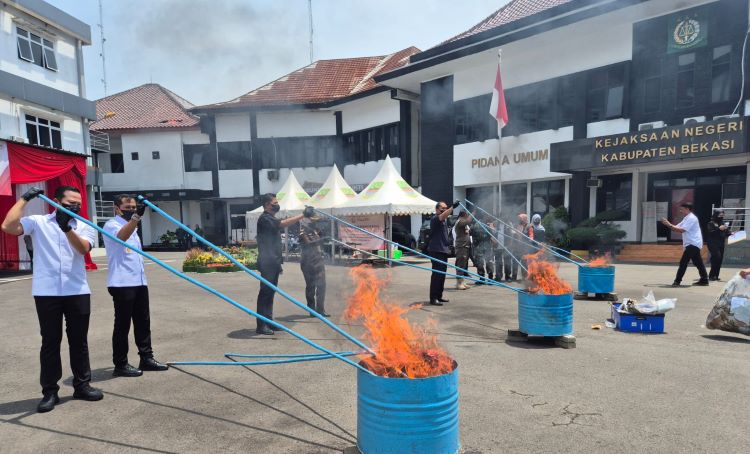 Pemusnahan barang bukti dari 53 perkara  tindak pidana umum yang telah memiliki status berkekuatan hukum tetap pada periode Agustus hingga November 2024 di halaman Kantor Kejaksaan Negeri Kabupaten Bekasi, Desa Sukamahi, Kecamatan Cikarang Pusat, Rabu (20/11).