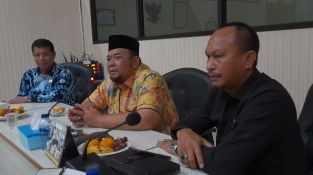 Ketua Komisi I DPRD Kabupaten Bekasi, Ridwan Arifin (tengah) didampingi anggota Iwan Setiawan (kanan) dan Ibnu Hajar (kiri) saat menunggu jajaran KPU Kabupaten Bekasi dalam agenda rapat kerja yang sedianya dimulai pada Kamis (21/11) pagi sekitar pukul 09.00 WIB.