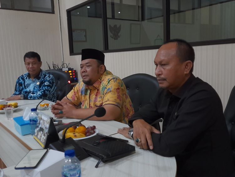 Ketua Komisi I DPRD Kabupaten Bekasi, Ridwan Arifin (tengah) didampingi anggota Iwan Setiawan (kanan) dan Ibnu Hajar (kiri) saat menunggu jajaran KPU Kabupaten Bekasi dalam agenda rapat kerja yang sedianya dimulai pada Kamis (21/11) pagi sekitar pukul 09.00 WIB.