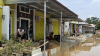 Banjir di Perumahan The Arthera Hill, Desa Jayasampurna, Kecamatan Serang Baru, Kabupaten Bekasi surut. Warga membersihkan lumpur pasca banjir, Selasa (19/11),