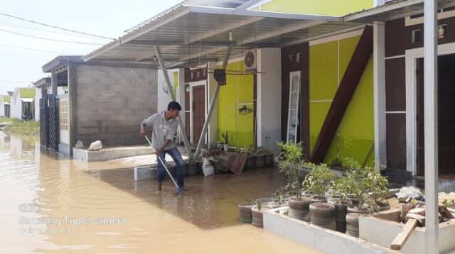 Iwan (33) salah seorang warga yang terdampak banjir di Perumahan The Arthera Hill, Desa Jayasampurna, Kecamatan Serang Baru, Kabupaten Bekasi kembali melakukan pembersihan lumpur untuk kedua kalinya, Rabu (20/11) siang.