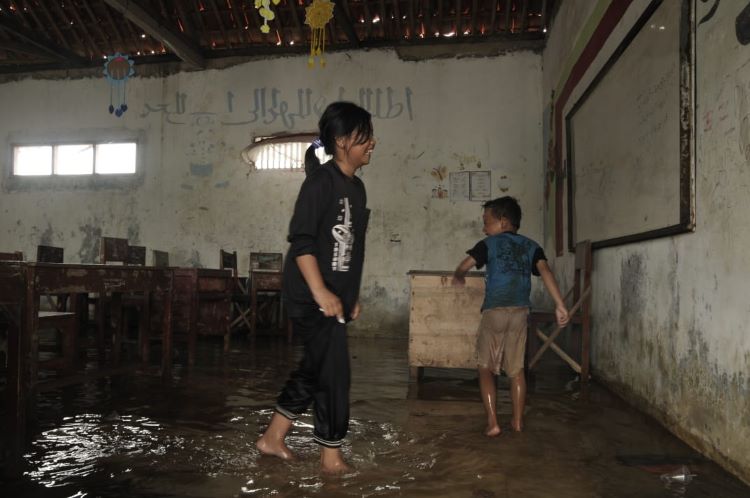 Selain menerjang pemukiman warga, banjir rob di wilayah Kecamatan Muaragembong, Kabupaten Bekasi juga merendam sejumlah sarana dan fasilitas pendidikan.