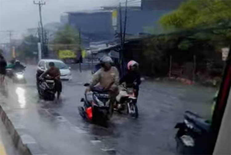 Genangan air di Jalan Raya Imam Bonjol Kp. Rawapalangan, Desa Telaga Murni, Kecamatan Cikarang Barat, Kabupaten Bekasi, Senin (11/11). Akibat genangan yang cukup dalam, beberapa kendaraan roda dua mengalami mogok saat nekat melintas. 