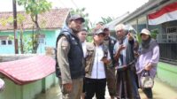 Camat Sukatani Agus Dahlan meninjau lokasi banjir di wilayahnya. Banjir tersebut diakibatkan luapan dari Kali Cikarang yang tidak dapat menampung debit air dari tingginya curah hujan beberapa hari lalu.