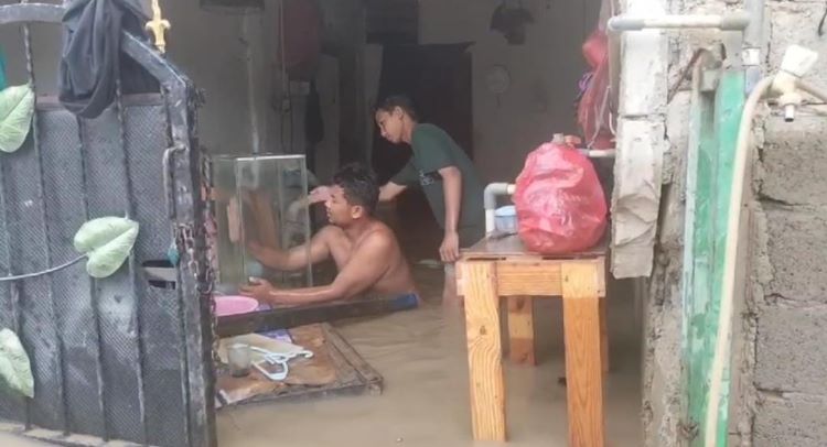 Salah seorang warga saat membersihkan alat rumah tangga yang terendam banjir akibat luapan Kali Bekasi di Kecamatan Tambun Utara, Kamis (28/11).