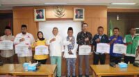 Pemerintah Kabupaten Bekasi menyerahkan bantuan keuangan tahap dua kepada 11 partai politik (parpol) hasil Pemilu 2024.