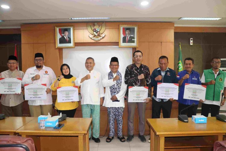 Pemerintah Kabupaten Bekasi menyerahkan bantuan keuangan tahap dua kepada 11 partai politik (parpol) hasil Pemilu 2024.