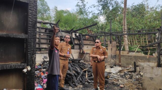 Camat Bojongmangu Shobirin saat meninjau langsung lokasi rumah Bapak Kata (40th), korban kebakaran akibat tersambar petir, di kampung Galang RT 005/003 Desa Sukamukti kecamatan Bojongmangu.