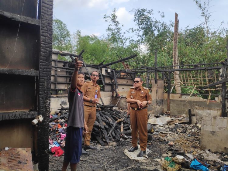 Camat Bojongmangu Shobirin saat meninjau langsung lokasi rumah Bapak Kata (40th), korban kebakaran akibat tersambar petir, di kampung Galang RT 005/003 Desa Sukamukti kecamatan Bojongmangu.