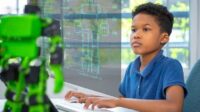 Dengan meningkatnya teknologi, mengenalkan coding sejak dini dapat membantu anak memahami dunia digital yang mengelilingi mereka. Melalui coding, anak tidak hanya belajar menggunakan teknologi, tetapi juga berlatih memecahkan masalah dengan cara yang kreatif dan logis.