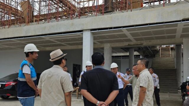 Pimpinan dan anggota DPRD Provinsi Jawa Barat saat meninjau proyek lanjutan revitalisasi Terminal Tioe B Cikarang beberapa waktu lalu.