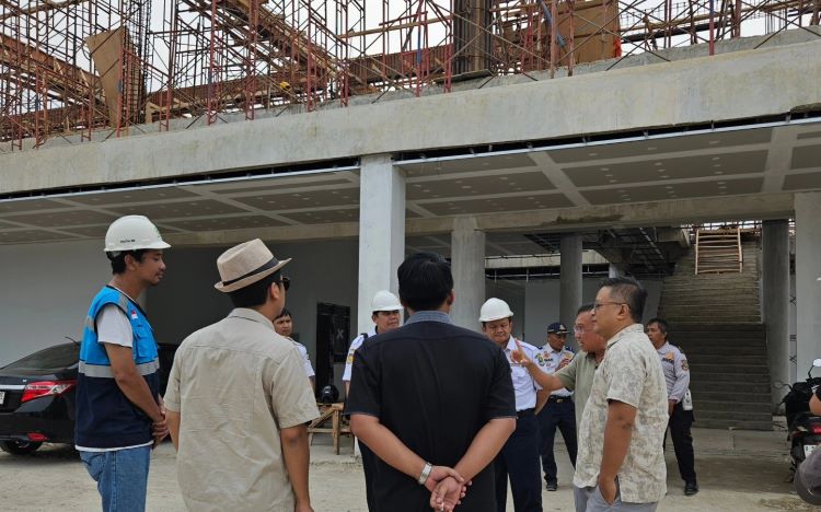 Pimpinan dan anggota DPRD Provinsi Jawa Barat saat meninjau proyek lanjutan revitalisasi Terminal Tioe B Cikarang beberapa waktu lalu.