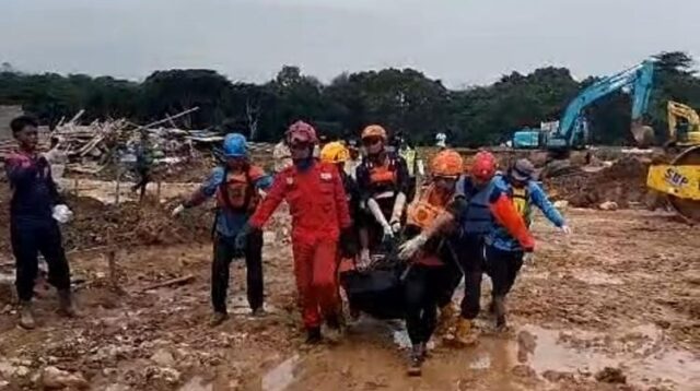 MDU (12) korban hilang terseret arus saluran air di Perumahan Mega Regency, Desa Sukasari, Kecamatan Serang Baru, Kabupaten Bekasi berhasil ditemukan sejauh kurang lebih 12 km dari titik lokasi kejadian, tepatnya di bantaran Sungai Cilemahabang, Desa Cibatu, Cikarang Selatan pada Kamis (28/11) sekira pukul 09.00 WIB.