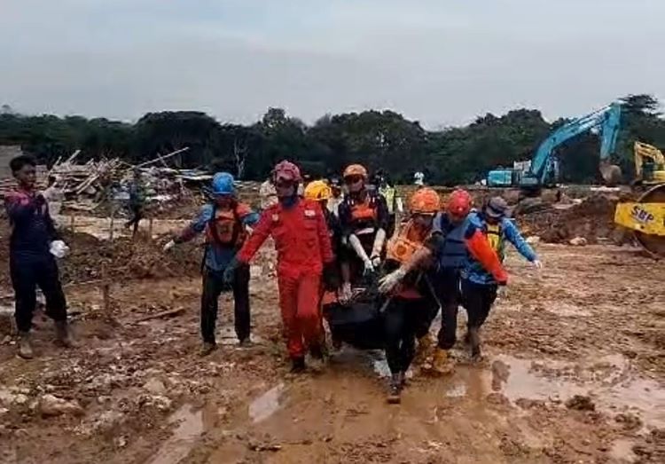 MDU (12) korban hilang terseret arus saluran air di Perumahan Mega Regency, Desa Sukasari, Kecamatan Serang Baru, Kabupaten Bekasi berhasil ditemukan sejauh kurang lebih 12 km dari titik lokasi kejadian, tepatnya di bantaran Sungai Cilemahabang, Desa Cibatu, Cikarang Selatan pada Kamis (28/11) sekira pukul 09.00 WIB.