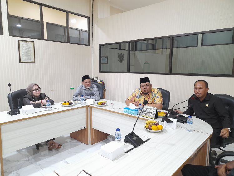 Ketua Komisi I DPRD Kabupaten Bekasi, Ridwan Arifin didampingi anggota Iwan Setiawan, Nuryasin Supardi dan Putri Rahmadanti saat menunggu jajaran KPU Kabupaten Bekasi dalam agenda rapat kerja yang sedianya dimulai pada Kamis (21/11) pagi sekitar pukul 09.00 WIB.