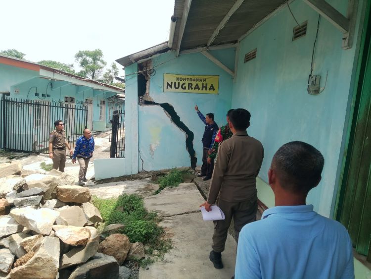 Penghuni kontrakan di dekat lokasi tanah longsor di Kampung Cicadas RT 06 RW 03, Desa Sukaresmi, Kecamatan Cikarang Selatan, Kabupaten Bekasi diimbau untuk sementara waktu pindah ke lokasi yang lebih aman.