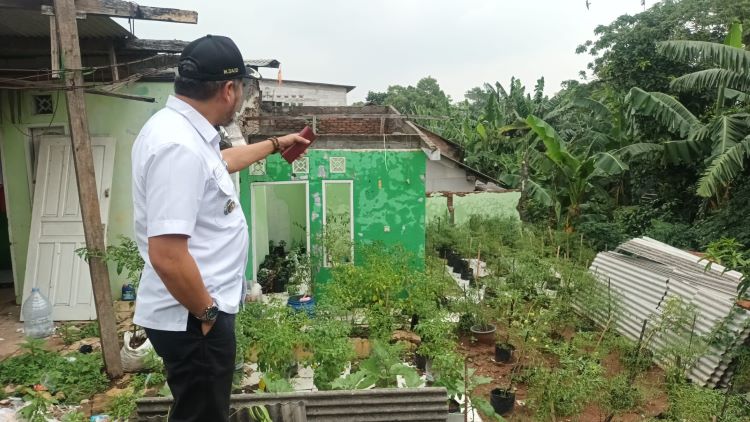 Camat Cikarang Selatan, Muhammad Said saat mengecek lokasi terdampak longsor di Kampung Cicadas RT 06 RW 03, Desa Sukaresmi, Kecamatan Cikarang Selatan, Kabupaten Bekasi belum lama ini.