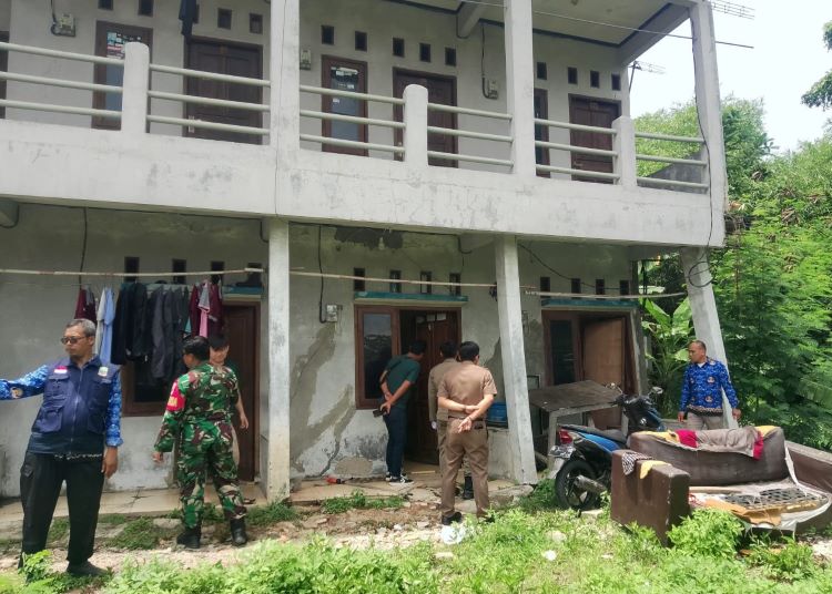 Badan Penanggulangan Bencana Daerah (BPBD) Kabupaten Bekasi telah mendata jumlah bangunan yang terdampak longsor Kampung Cicadas RT 06 RW 03, Desa Sukaresmi, Kecamatan Cikarang Selatan, Kabupaten Bekasi. Dari hasil pendataan, terdapat 11 rumah dan 77 kontrakan yang terdampak.